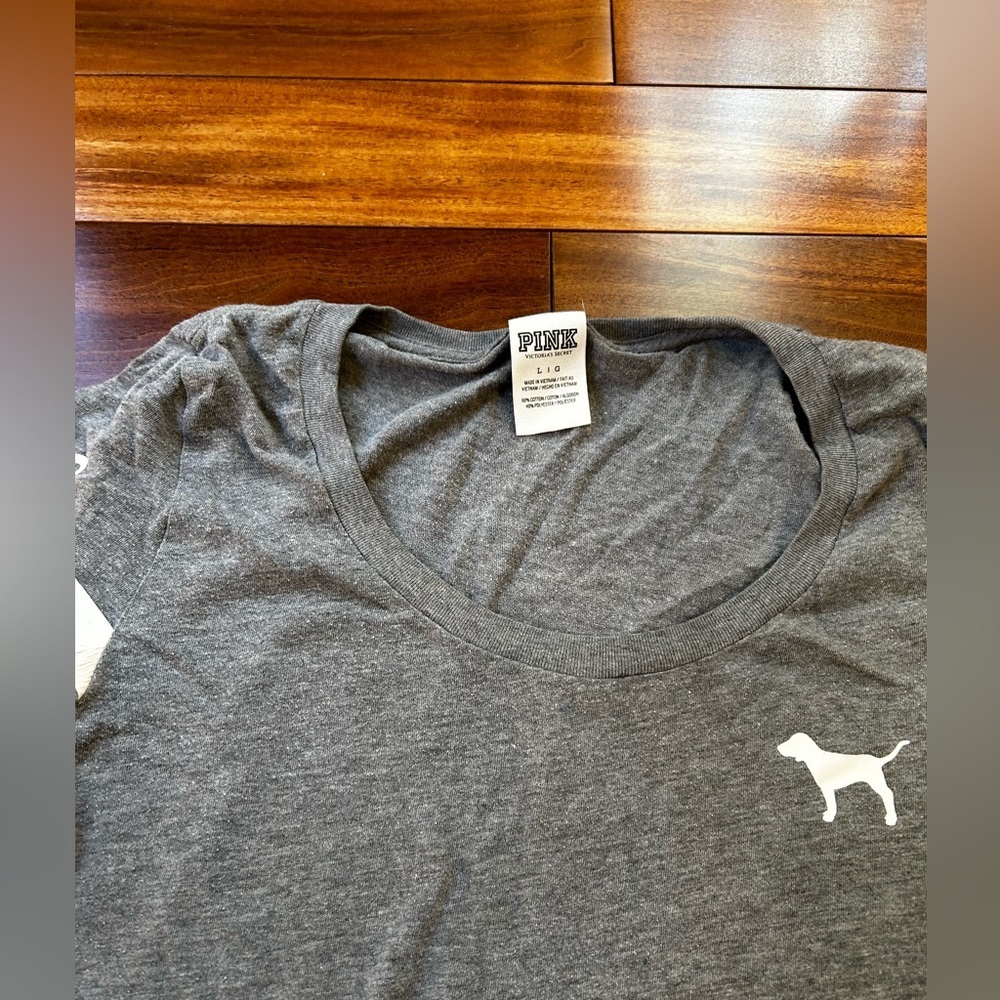 ❤️Pink Gray V-Neck T-Shirt with Dog Emblem - Picture 5 of 5